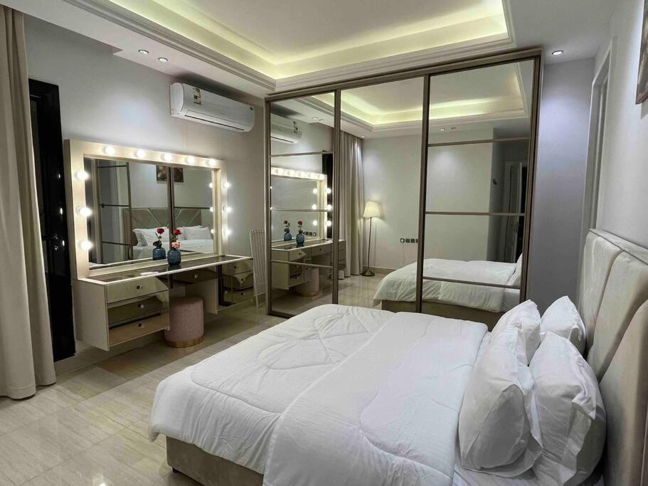 Almajdeah Luxurious Walk To Blvd Apartment *